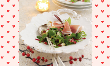 Une salade de jambon de parme, grenades, feuille de menthe, Stilton blanc, amandes grillées et feuilles de salade mélangées