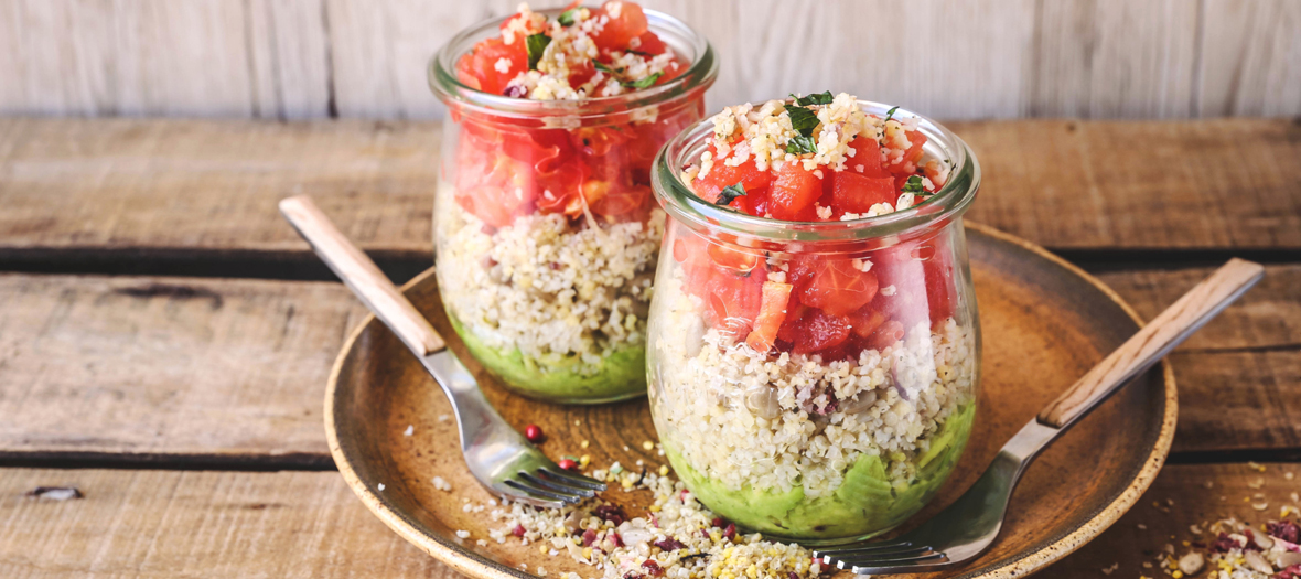 salades de quinoa aux cranberries, avocat, tomates, feuilles de coriandre, guacamole, jus de citron, huile d'olive