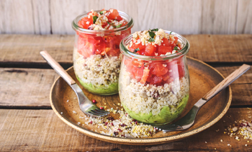 salades de quinoa aux cranberries, avocat, tomates, feuilles de coriandre, guacamole, jus de citron, huile d'olive