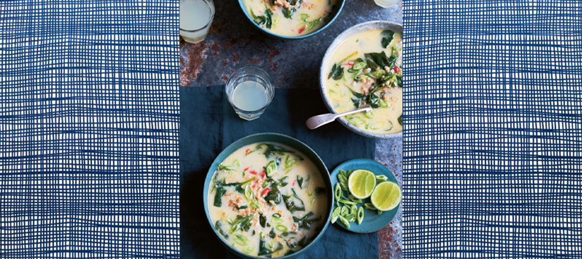 La soupe au lait de coco avec du gingembre, ciboules, piments, jus de citron vert