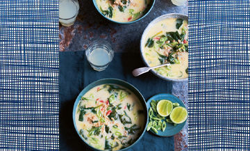 La soupe au lait de coco avec du gingembre, ciboules, piments, jus de citron vert