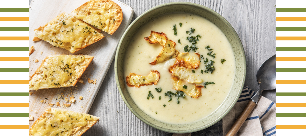 Un bol de soupe aux légumes healthy et des chips de céleri-rave