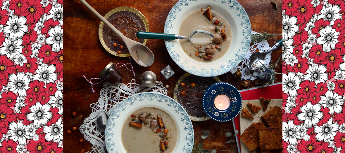 Plats de veloute aux marrons avec des pois chiches, marrons cuits, graines de courge, pains d’épices, gousses d’ail , chou-fleur, paprika et huile d'olive