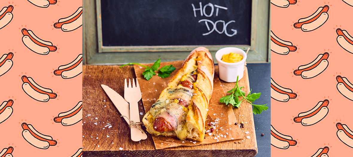 Le Hot Dog Du Terroir avec saucisses de Montbéliard, baguettes tradition, oignons rouges, sucre roux, vinaigre balsamique, huile d’olive, Sel, poivre