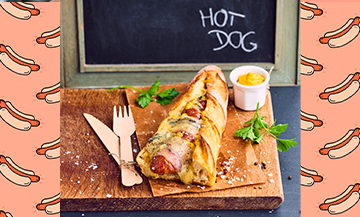 Le Hot Dog Du Terroir avec saucisses de Montbéliard, baguettes tradition, oignons rouges, sucre roux, vinaigre balsamique, huile d’olive, Sel, poivre