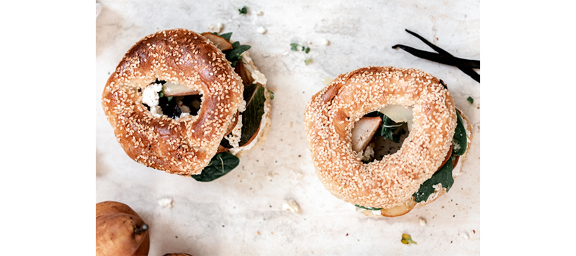 Bagel à la poire dressés sur une assiette et une poire