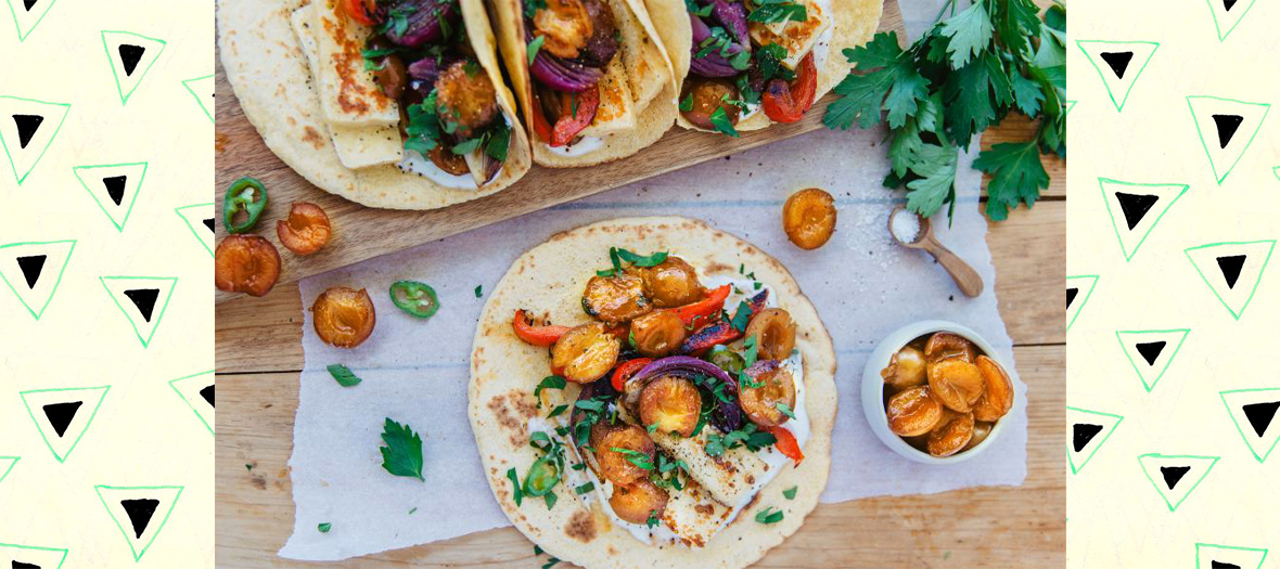 Tacos végétarien au mirabelles de la saison, oignons rouges, poivron rouge, feuilles de persil, piment jalapeño