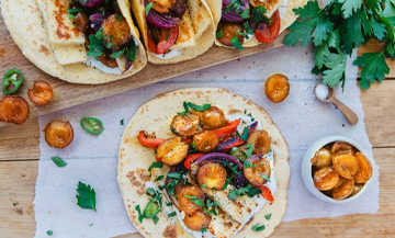 Tacos végétarien au mirabelles de la saison, oignons rouges, poivron rouge, feuilles de persil, piment jalapeño