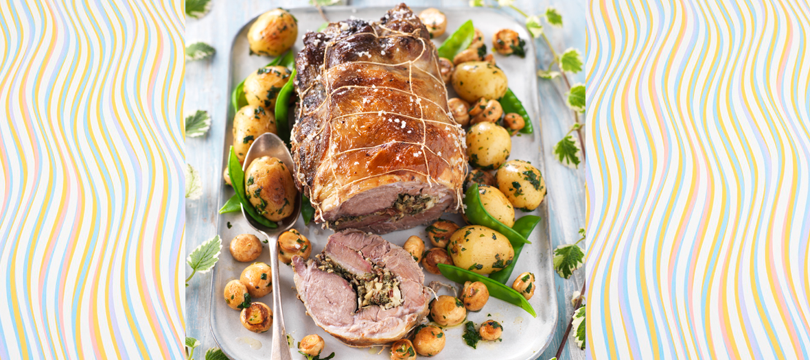 La recette d’agneau rôti en croute de sel au four avec Pommes de terre, Pois gourmands, Petits champignons de Paris