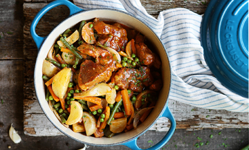 Plat de navarin d’agneau avec navets, carottes, oignons, tomate, haricots verts, pommes de terre, petits pois