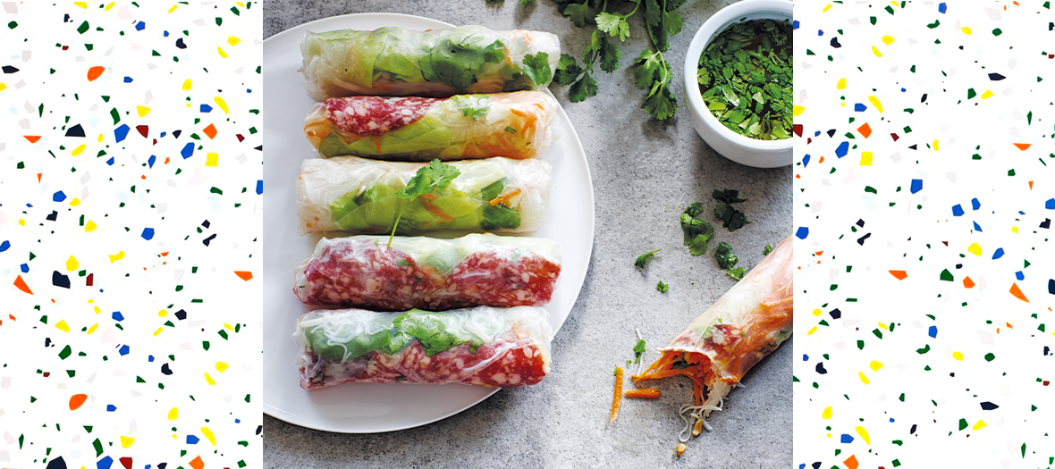 Rouleaux de Printemps avec galettes de riz, feuilles de laitue, feuilles de menthe, salade, carotte,pistaches, germes de soja, coriandre fraîches, sauce Nuoc-mâm