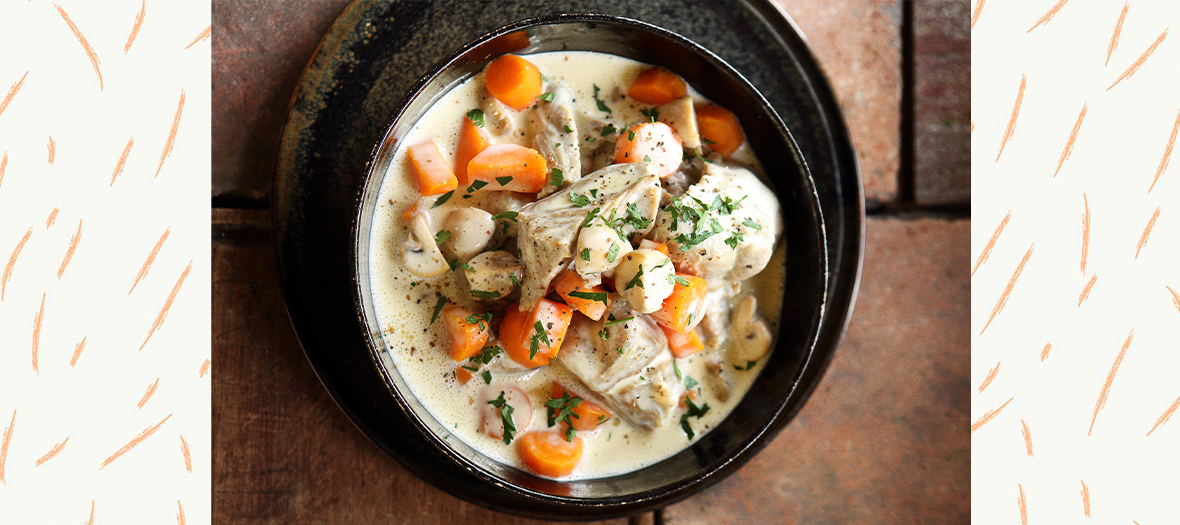 Une blanquette de veau avec carottes, oignons, clous de girofle, vert de poireau, feuille de laurier, champignons