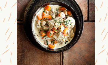 Une blanquette de veau avec carottes, oignons, clous de girofle, vert de poireau, feuille de laurier, champignons