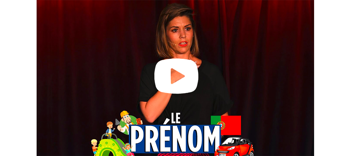 Laurie Peret en train de jouer le prénom sur scène