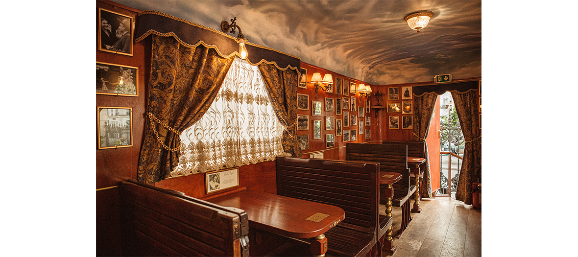 Intérieur de la Roulotte du Gypsy café du cirque Bouglione au cirque d'hivers à Paris