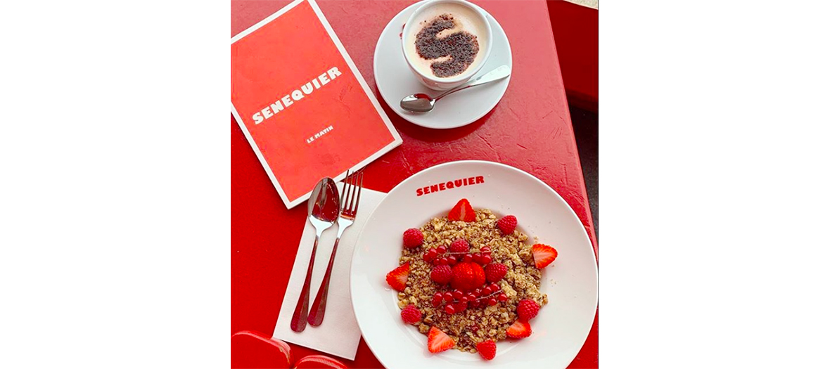 Café tropézien et granola avec fruits rouges