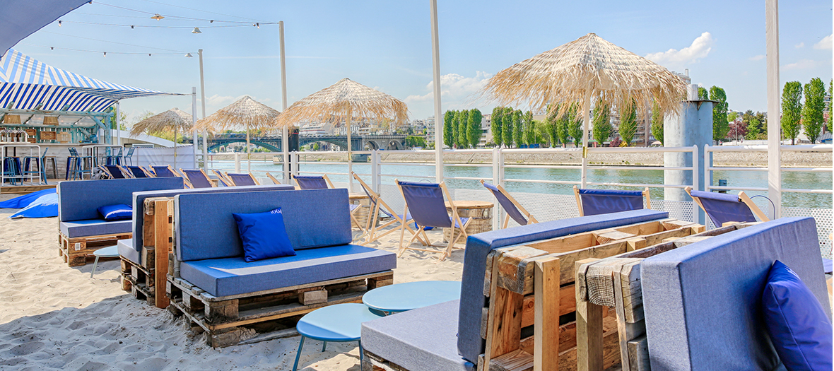 Polpo beach with Fine sand, parasols and deck chairs  located in Levallois-Peret near Paris 