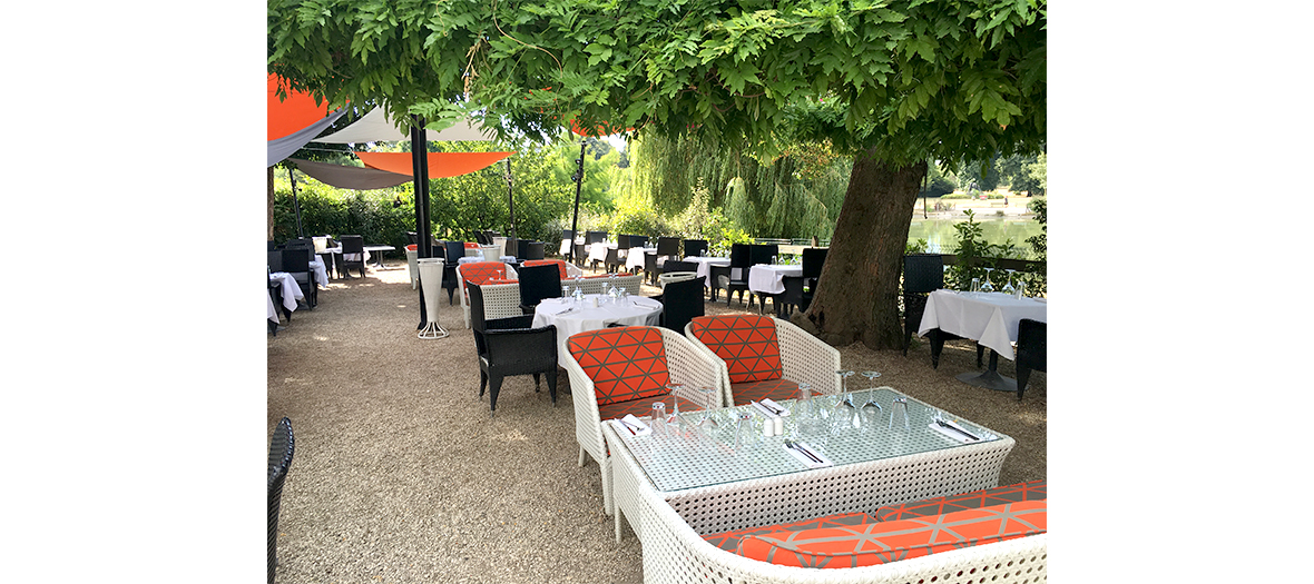 garden of Chalet des Iles Daumesnil in Paris