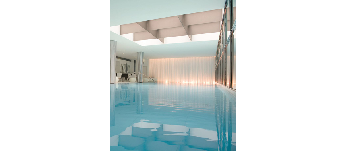 Spa clarin avec un espace de 1 500 mètres carrés comprend une piscine de 23 mètres, la plus longue jamais construite dans un hôtel de luxe à Paris. Les soins exclusifs, les salles de relaxation, telles que le hammam, le laconium et le sauna, et les entraîneurs sportifs de ce spa en font un temple dédié au luxe sur mesure.