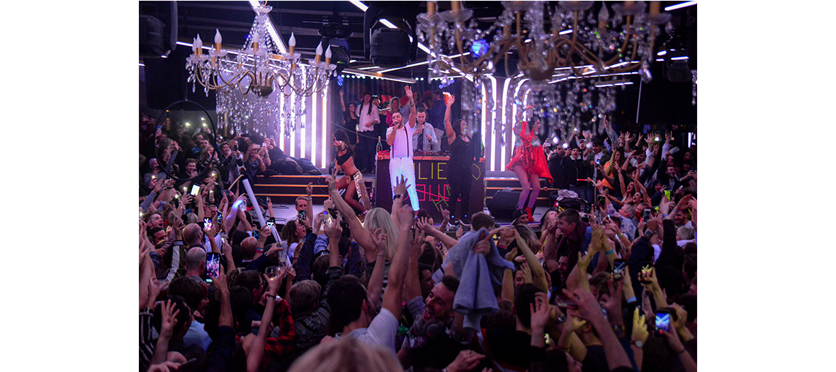 A party at the cocktail bar of the hotel à La Folie Douce with a group of music