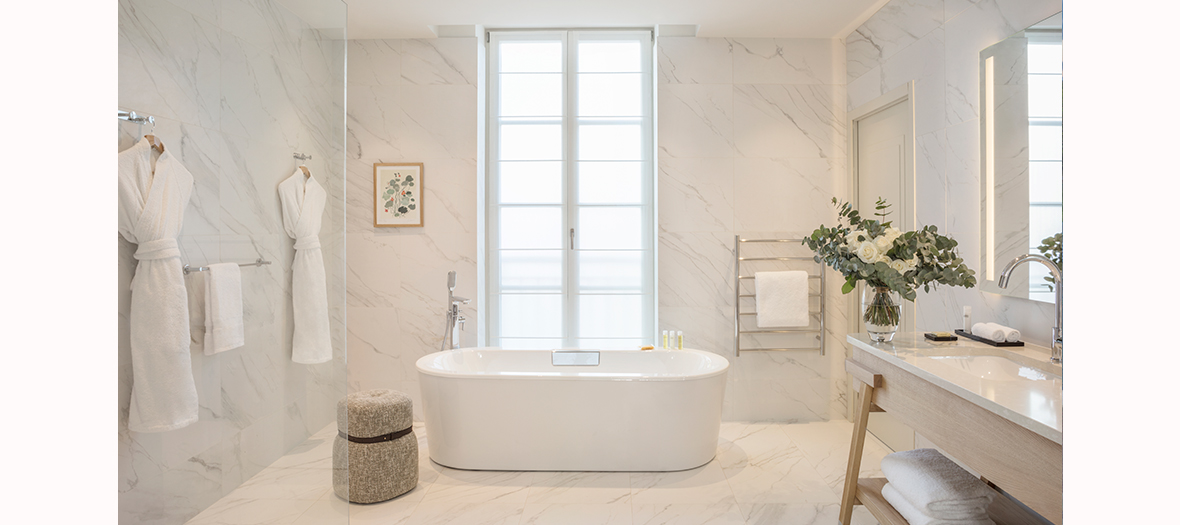 Décoration de la salle de bain, les serviettes et les peignoirs de l'hotel Hyatt Regency Chantilly 