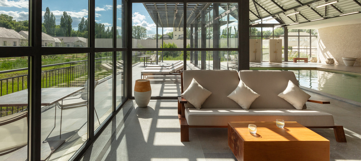 Decorations of the Hyatt Regency Chantilly Hotel with tones of beige, gray and white