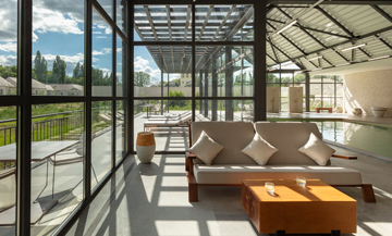 Decorations of the Hyatt Regency Chantilly Hotel with tones of beige, gray and white