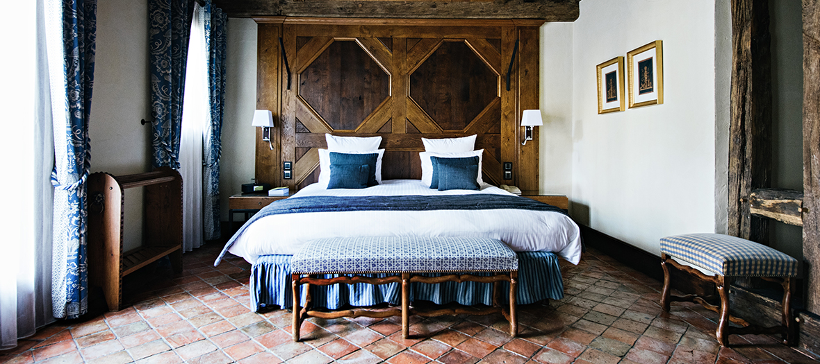 Chambre standard avec deco tratition bourguignonne du Relais Bernard Loiseau en Bourgogne en France