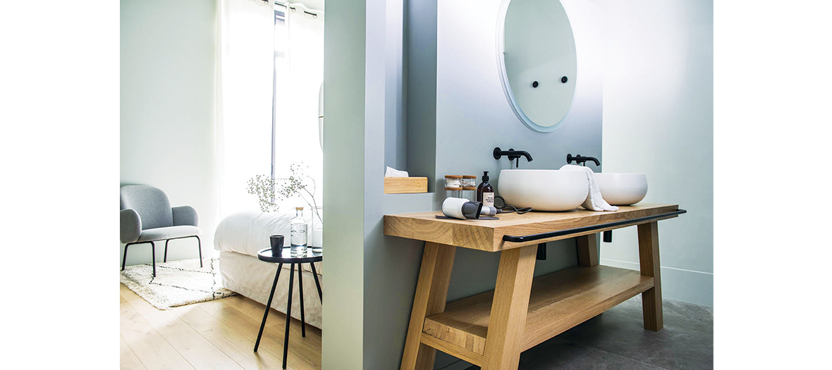 Bedroom and bathroom of la maison Aribert