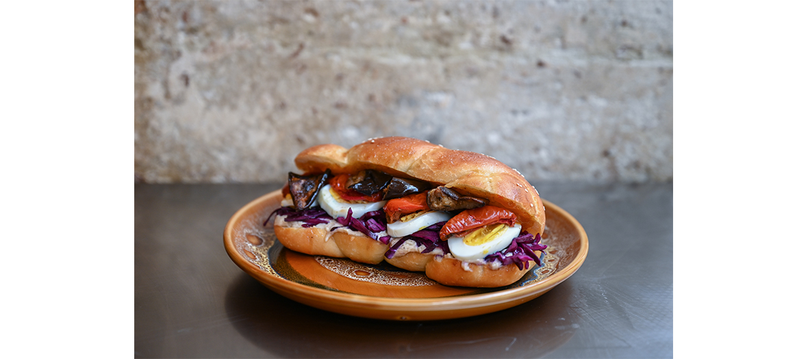 Sandwichs au pastrami, moutarde au miel chou rouge et cornichon de la Boulangerie Babka Zana