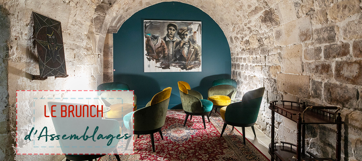 cave à vins du Brunch Assemblages avec une déco cosy parfaite qui mixe mur en pierre, mobilier moderne, tableaux arty et tapis persans