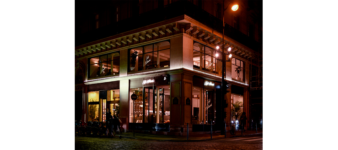 Outside Facade of cafe kitsune in Paris near du Louvres