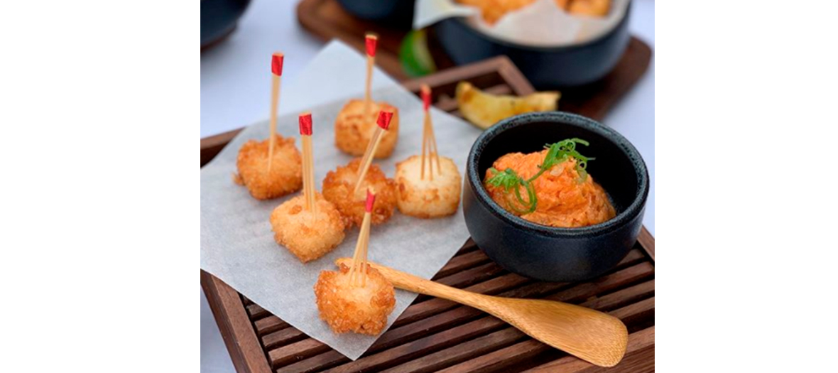 The crispy chicken with tonkatsu sauce at the rooftop Mun in Paris