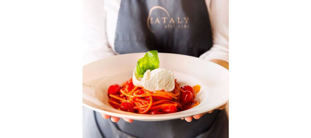 Recette de spaghetto de eataly avec les spaghetti Afeltra, la sauce tomate Cosi com'è, l’huile d'olive ROI et la merveilleuse mozzarella