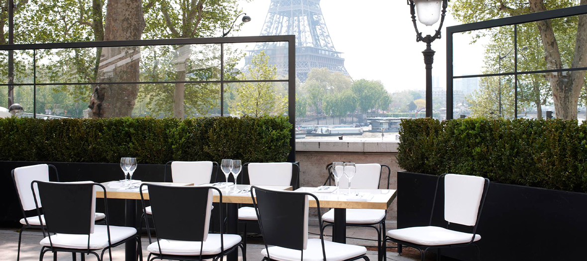 Decoration of the Monsieur Bleu Terrace with a view of the Effeil Tower