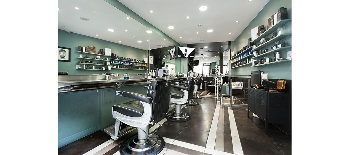 Haircut, steam shave, beard care at La Barbière de Paris