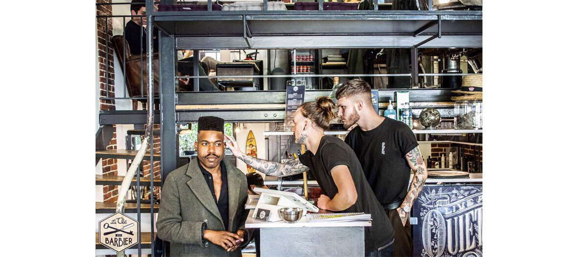 coupe-coiffage, taille barbe au rasoir, rasage de la barbe à la vapeur au salon de La Clé du Barbier