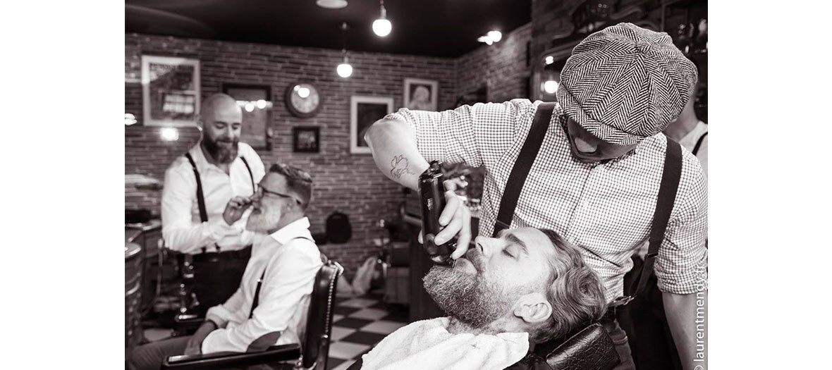 Old-fashioned shaving, beard trimming, shampoo-cutting-drying at the barber Barber Les Mauvais Garçons