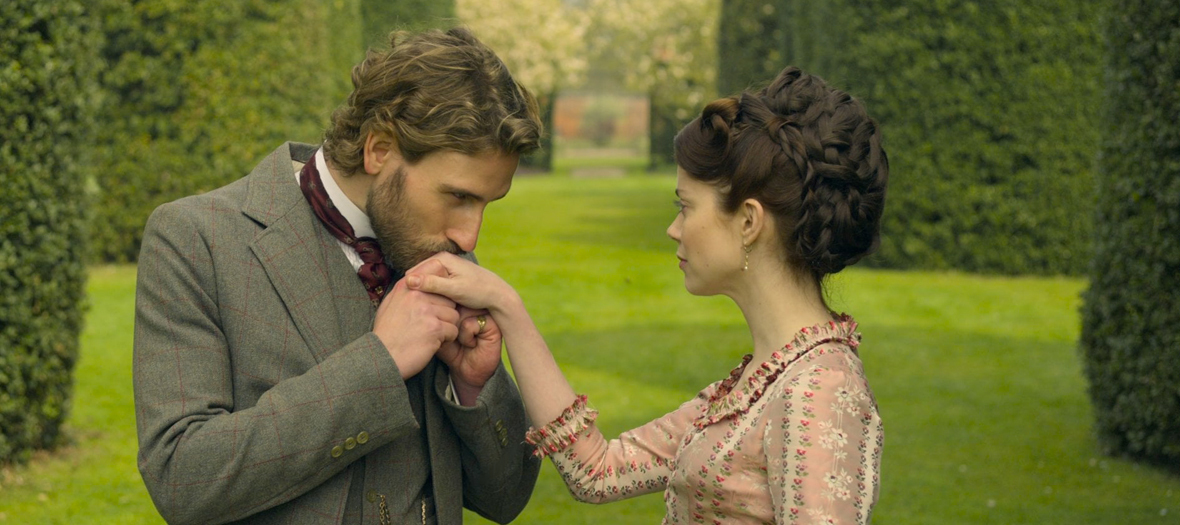 Edward Holcroft et Charlotte Hope dans la série The english game