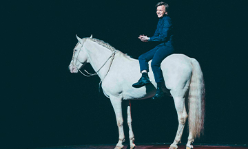 Portrait d'Alex Lutz au Spectacle aux Folies Bergère