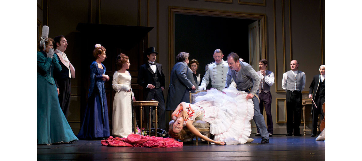 Florence Viala, Guillaume Gallienne, Pierre Niney et Christian Hecq dans un Fil à la patte de Feydeau