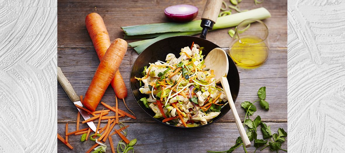 Plat de Wok de Poulet sauté au soja avec carottes, oignons rouges, coriandre, piment, gingembre, persil, poireaux et sel