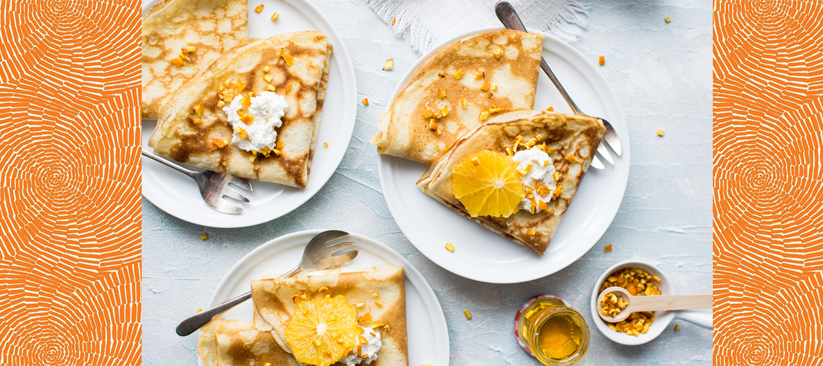 Crepes à la Fleur D'Oranger avec farine, sucre, levure, œufs, beurre, vanille, jus et zeste d'orange, lait