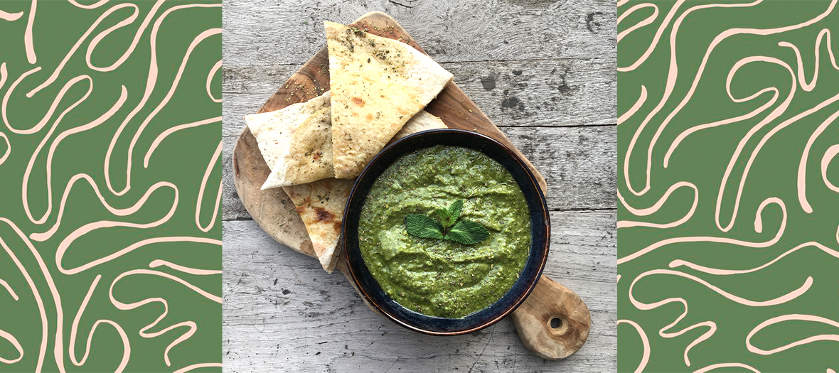 Bol de houmous avec pois chiche, petits pois, soupe de Tahini, huile d’olive, poivre et sel