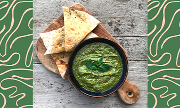 Bol de houmous avec pois chiche, petits pois, soupe de Tahini, huile d’olive, poivre et sel