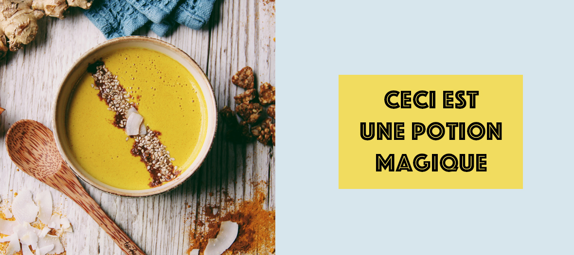 Bol de Golden Latte avec curcuma, cannelle, gingembre, poivre, lait de coco, lait d'amande et sirop d'érable 