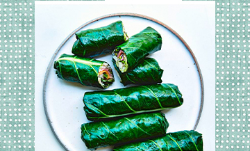 Plat de Wraps avec de riz brun à grain court, feuilles de chou vert, avocats, basilic, Fleur de sel, poivre noir, betterave