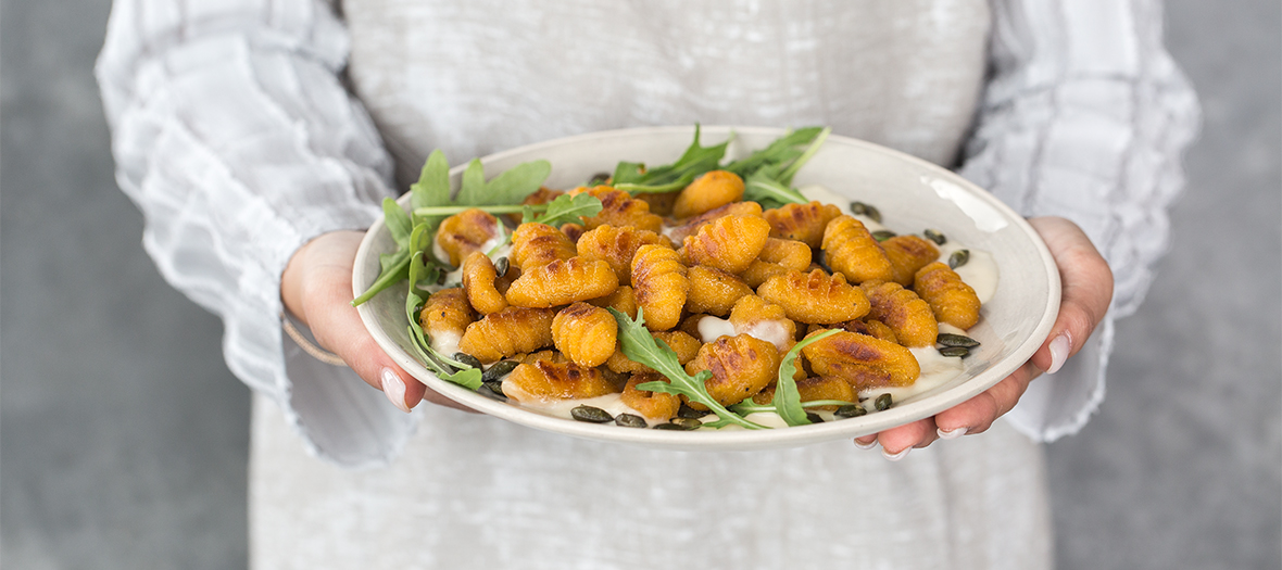 Recette De Gnocchis avec fromages italiens, beurre, feuilles de roquette, graines de courge, Huile d’olive et sel