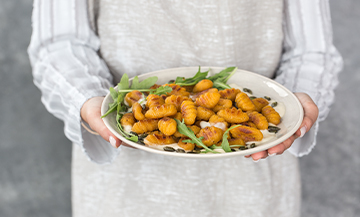 Recette De Gnocchis avec fromages italiens, beurre, feuilles de roquette, graines de courge, Huile d’olive et sel