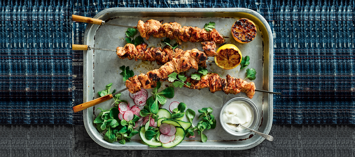 Plat de Poulet Tandoori avec yaourt à la grecque, filet de poulet, salade, cornichon,  sauce soja, jus de citron et sel